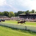 Mit Sicht auf die Tribüne: Glenbrook (außen) gewinnt mit Eduardo Pedroza vor Shalamar mit Jozef Bojko. www.galoppfoto.de - Frank Sorge