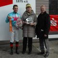 Siegerehrung mit Jockey Alex Pietsch, Marlene Haller und Reinhard Ording. (Foto: Suhr)