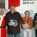 Siegerehrung mit Weihnachtsmann P. Ritter, Andrea Glomba und Uwe Schwinn. (Foto Suhr)