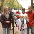 Siegerin Adalea mit Jockey Adrie de Vries und Trainer Axel Kleinkorres. Foto Suhr