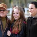 Rennreiterin Amina Mathony mit Opa Uwe und Mutter Sarah im Portrait beim Dortmunder Sandbahn-Finale 2019-2020. www.galoppfoto.de - Stephanie Gruttmann