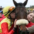 Schnellen Pferden gibt man ein Küßchen oder auch zwei ... Orluna mit Filip Minarik nach dem Sieg. www.galoppfoto.de - Frank Sorge