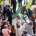 Im Fokus der Fotografen: Sea The Moon mit Christophe Soumillon nach dem Sieg im IDEE 145. Deutschen Derby im Absattelring. www.galoppfoto.de - Martin Sorge