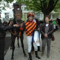 Genaro mit Pfleger Ali Asli, Jockey Adrie de Vries, Trainer Axel Kleinkorres. Foto: Gabriele Suhr