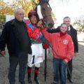 Sieger Lavallo mit Jockey Alexander Pietsch, Besitzer W. Bartel und Trainer Waldemar Hickst (Foto G. Suhr)