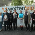 Siegerehrung mit Dr. Günter Paul und Evelyn Krause für das Gestüt Röttgen, Trainer Markus Klug, Jockey Andreas Helfenbein, Peter M. Endres. Foto Gabriele Sur