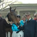 Weltmacht mit Trainer Markus Klug, Jockey Andreas Helfenbein, Dr. Günter Paul und Evelyn Krause für das Gestüt Röttgen. Foto: Gabriele Suhr