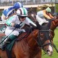 Steve Blake gewinnt mit Melina Ehm beim Hamburger Derby-Meeting 2024. ©galoppfoto - Sabine Brose