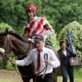 Sworn Sold mit Jockey Marvin Suerland nach dem Sieg im BMW Preis Düsseldorf. Rechts Mitbesitzer Albrecht Woeste (Stall Grafenberg), daneben Trainer-Gattin Olga Hickst. www.henkel.com - Klaus-Jörg Tuchel