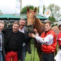 Tahira mit Koen Clijmans, Trainer Uwe Stech (links) und Besitzer Thomas John nach dem Sieg. www.galoppfoto.de - Frank Sorge