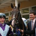 Trainer Andrew Balding mit Jockey David Probert nach dem Darley Oettingen-Rennen. www.galoppfoto.de - Sarah Bauer