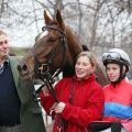 Trainer Dominik Moser mit Beltaine Fire und Sabrina Wandt - von der Besitzergemeinschaft war niemand nach Halle gereist, dafür wurde der Sieg in der eigenen Beltaine Fire-Facebook-Gruppe umso ausführlicher gefeiert. www.galoppfoto.de - Frank Sorge