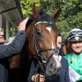 Wai Key Star mit Bertrand Flandrin und Racingmanager Harald Schneider nach dem Sieg. www.galoppfoto.de - Sarah Bauer