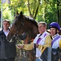 Trainer Markus Klug mit einem weiteren zweijährigen Sieger: Wind mit Adrie de Vries. Foto: Stephanie Gruttmann