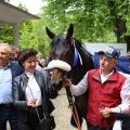 Das Sieger-Team im Merkur Spielbanken Derby Trial: Waldemar und Olga Hickst, Betreuer Radek Hennig und Jockey Michal Abik. ©Dr. Jens Fuchs