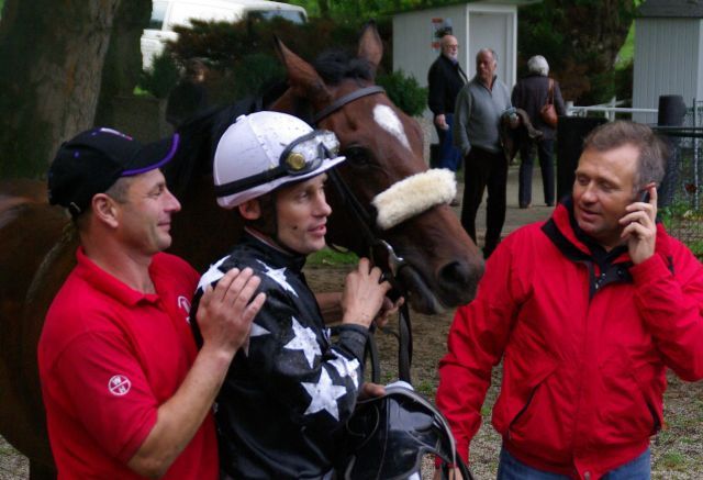 Quesada bei ihrem Maidensieg in Mülheim mit Jockey Alexander Pietsch. www.dequia.de