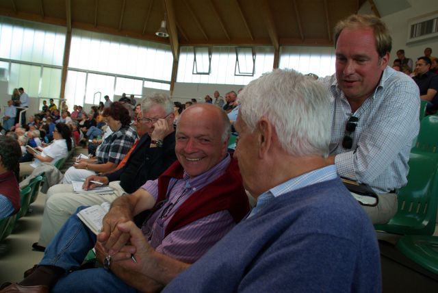 Ein Trio auf Einkaufstour bei der BBAG-Jährlingsauktion: Hans-Gerd Wernicke (rechts), Stall Salzburg, Trainer Wolfgang Figge und Dirk Eisele von der BBA Germany. www.dequia.de