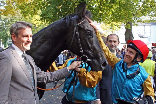 Champion trainer Markus Klug (left), Champion 2yr old Erasmus and Adrie de Vries www.galoppfoto.de - Sandra Scherning