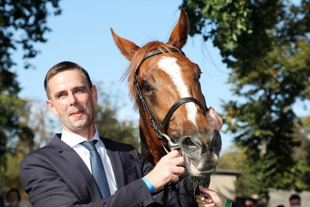 Das höchsteingeschätzte Pferd in einem deutschen Rennstall: Torquator Tasso mit Trainer Marcel Weiß. www.galoppfoto.de