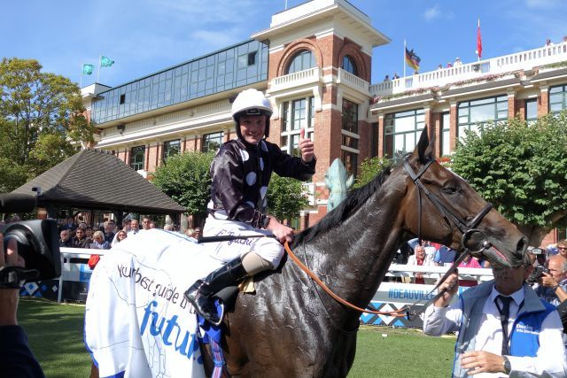 Ein folgenschwerer Sturz beendete die Jockey-Karriere von Frederick Tylicki, der im August in Deauville mit Speedy Boarding seinen ersten Gr. I-Treffer landen konnte. www.dequia.de