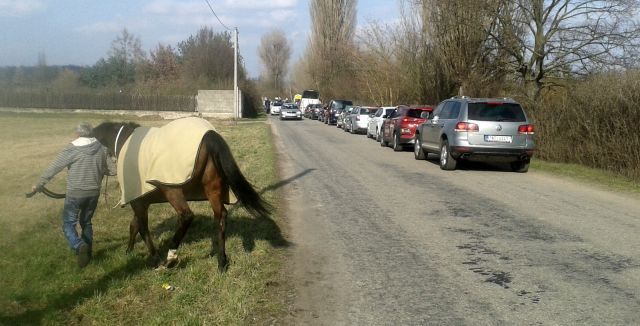 Von der Straße zur Rennbahn: Ein Schnappschuss aus der tschechischen Provinz. Foto: Cap