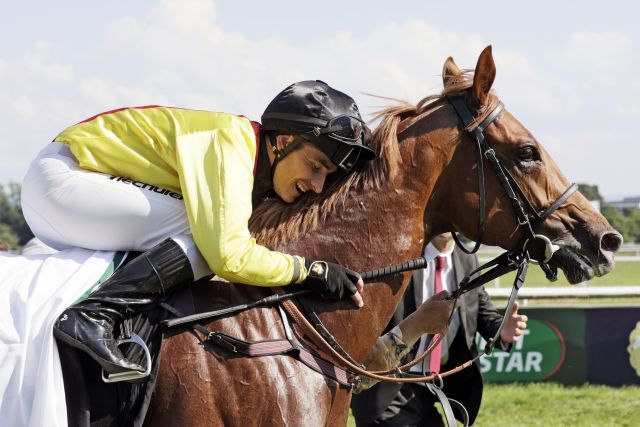 Rene Piechulek und Torquator Tasso nach dem Sieg im Großen Preis von Baden. www.galoppfoto.de - Stephanie Gruttmann