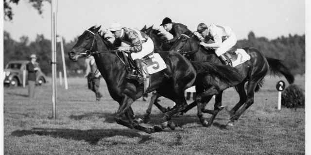 Vergangene große Zeiten in Mülheim mit bedeutenden Rennen mit dem  Deutschen Stutenpreis, in dem die Siegerin 1952 Windstille (Ossi Langner) hieß. Foto: Archiv Ravensberg