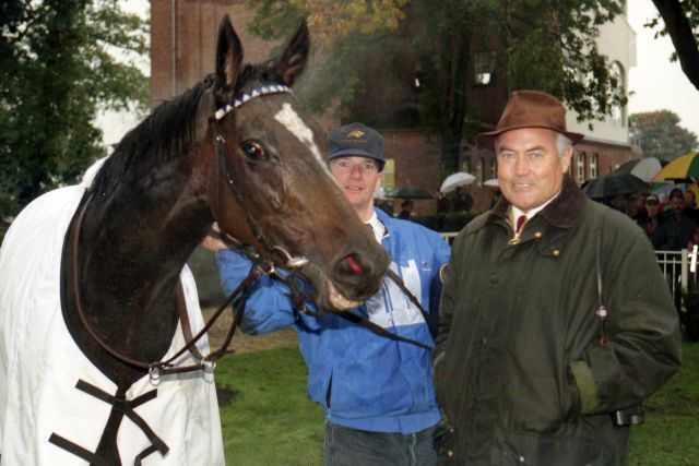 Aus dem Archiv: Elle Danzig nach ihrem Sieg im Preis der Einheit in Hoppegarten mit Bruno Schütz. www.galoppfoto.de