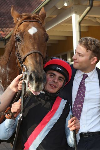 Seismos mit Jockey Andrea Atzeni und Holger Faust Foto: www.galoppfoto.de