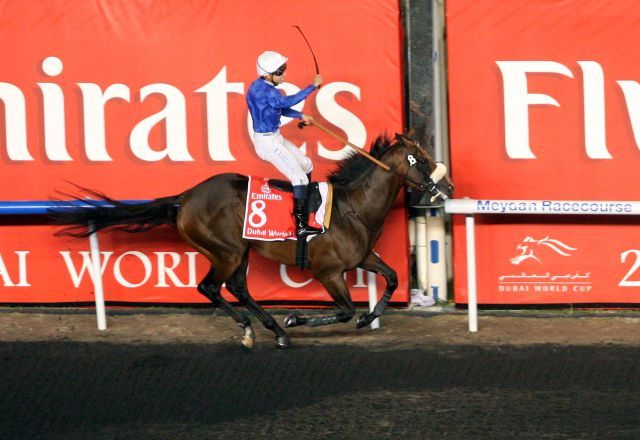 Mickael Barzalona überquert in Jubelpose den ZIelstrich beim Dubai World Cup Foto:www.galoppfoto.de