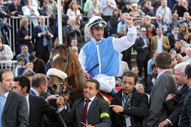 Solemia mit Olivier Peslier nach dem Arc-Erfolg Foto: www.galoppfoto.de