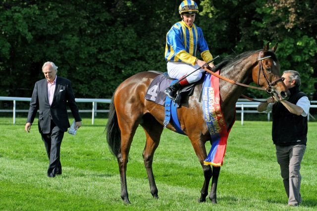 Beatrice - hier nach ihrem Sieg im Kölner Schwarzgold-Rennen mit Fabrice Veron im Sattel und Besitzer Alexandre Pereira (links) auf dem Geläuf - kann für ein französisches Pantall-Double in den deutschen Meilenklassikern sorgen Foto: www.galoppfoto.de - Sandra Scherning