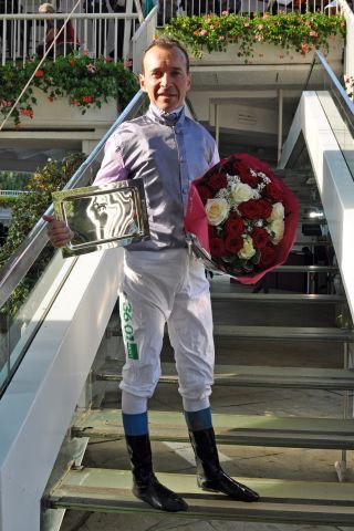 Thierry Jarnet nach dem "Arc"-Sieg mit Treve 2015. www.galoppfoto.de - Jim Clark