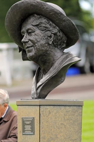 Königliches Geleit: Büste von Queen Mum auf der Rennbahn Sandown. www.galoppfoto.de - Petr Guth