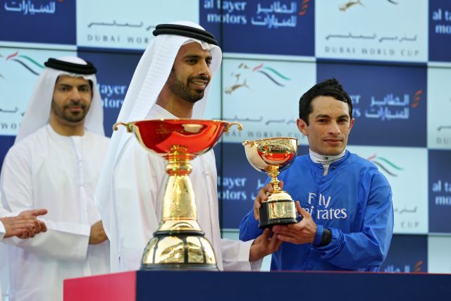 Silvestre de Sousa nach dem Sieg mit Cavalryman bei der Siegerehrung Foto: www.galoppfoto.de - Frank Sorge