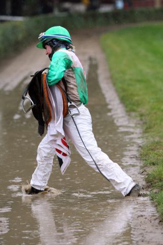 Dauerregen zwang die Veranstalter in Dortmund und Mülheim zur Renntagsabsage. www.galoppfoto.de 