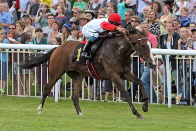 Alcohuaz mit gewinnt mit Elione Chaves den Sprint-Cup in Hoppegarten. www.galoppfoto.de - Sabine Brose