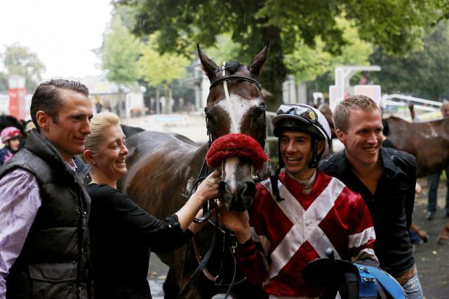 Gelungener Einstand: Neu-Trainer Henk Grewe (links) ist gleich mit seinem Starter Anaximenes in Köln erfolgreich - hier mit seiner Frau Natascha, Jockey Michael Cadeddu und Besitzer Christoph Holschbach, zugleich Mitinitiator des Rennstalles. Foto: Dr. Jens Fuchs