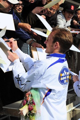 Gewann in Japan ein Grupperennen und schreibt fleissig Autogramme: Der deutsche Jockeychampion Andrasch Starke. www.galoppfoto.de (Archiv) - Yasuo Ito