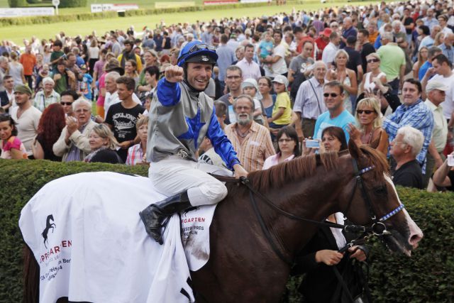 Strahlt Sirius - hier mit Stephen Hellyn als Gr. I-Sieger im 124. Großen Preis von Berlin in Hoppegarten - auch im 52. Preis von Europa? www.galoppfoto.de - Marius Schwarz