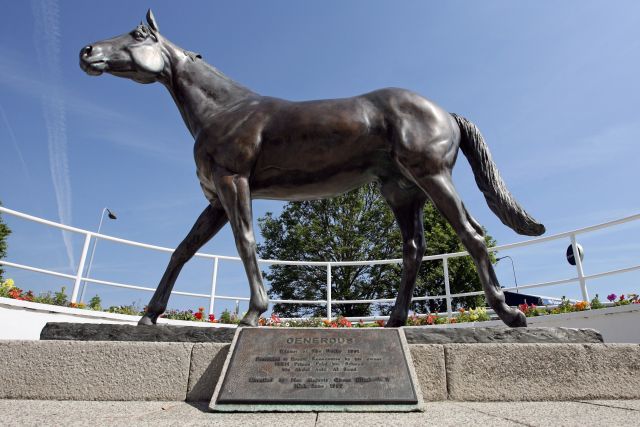 Auf der Rennbahn Epsom Downs ist Generous als Statue verewigt. www.galoppfoto.de - Frank Sorge