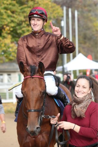 Bastion unter Martin Seidl nach dem Sieg in Halle, am Führzügel Lena Pecheur. www.galoppfoto.de