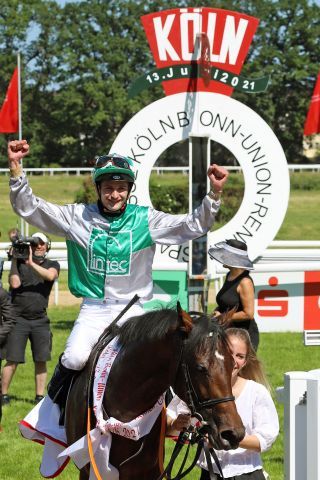 Der Jahrgangsbeste, Best of Lips, kann wegen einer leichten Verletzung nicht im IDEE 152. Deutschen Derby laufen: Hier mit Lukas Delozier nach dem überzeugenden Sieg im Union-Rennen. ©galoppfoto - Sandra Scherning