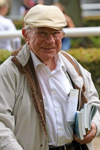 Hein Bollow am Sonntag in Köln mit Auktionskatalogen. www.galoppfoto.de - Sandra Scherning