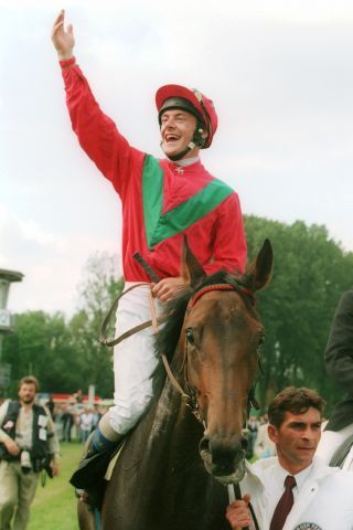 Borgia mit Jockey Olivier Peslier nach ihren Derby-Sieg 1997. www.galoppfoto.de