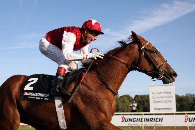 Calipatria mit Gerald Mosse gewinnt den Grossen Preis der Jungheinrich Gabelstapler. www.galoppfoto.de - Sabine Brose