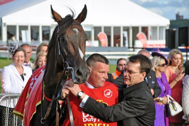 Trainer Aidan O'Brien mit Camelot nach dem Erfolg im Irish Derby. www.galoppfoto.de - John James Clark