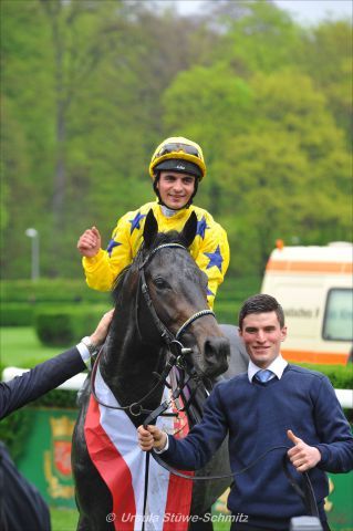 Tritt nun als Favorit im 30. Mehl-Mülhens-Rennen an: Karpino - hier mit Andrea Atzeni nach dem Sieg im Dr. Busch-Memorial. Foto: Ursula Stüwe-Schmitz