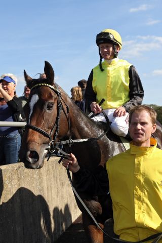 Danisa mit Filip Minarik nach dem Maidensieg in Hannover. www.galoppfoto.de - Frank Sorge