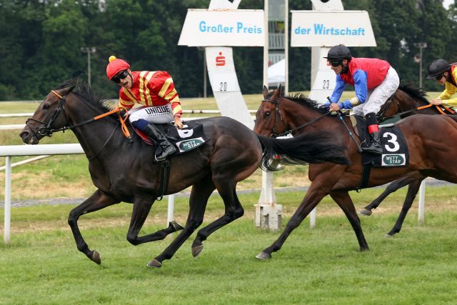 Das Prädikat 'taktisch klug" verdiente sich Thore Hammer-Hansen für seinen Siegritt auf Best Lightning auf Gr. III-Parkett in Dortmund. ©galoppfoto - Stephanie Gruttmann